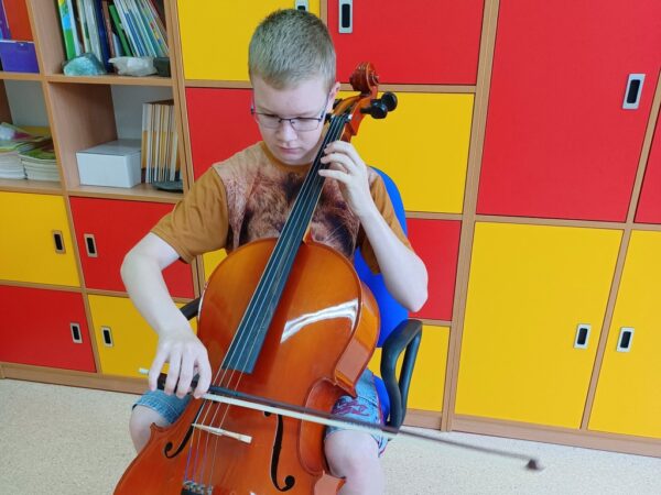Uczeń podczas pokazowej gry na wiolonczeli