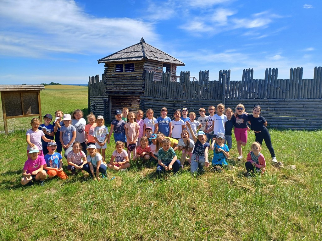 Uczniowie na pamiątkowym zdjęciu przed grodem w Obiszowie