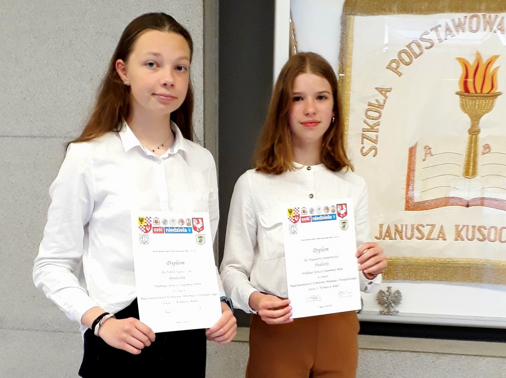 Finalistki konkursu biblijnego z dyplomami