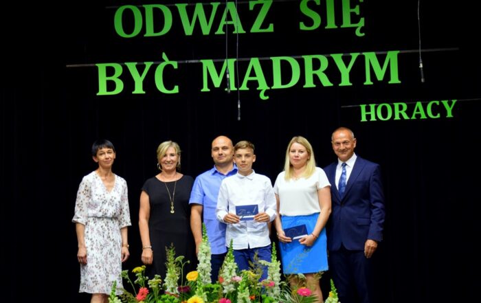 Nagrodzony uczeń z klasy 7a wraz z rodzicami i nauczycielami