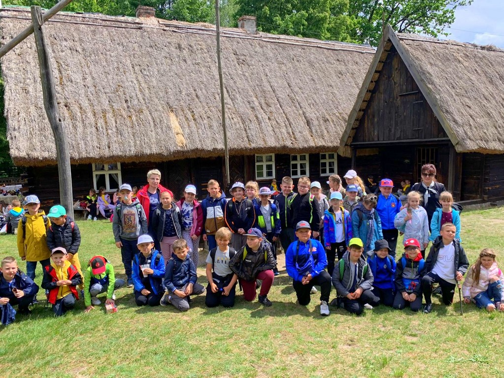 Uczniowie wraz z wychowawczyniami na pamiątkowym zdjęciu z Ochli