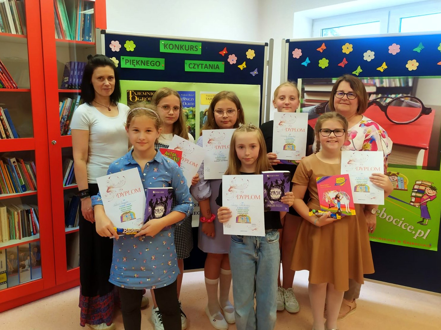 Laureaci konkursu czytelniczego z klasy trzeciej wraz z nauczycielkami