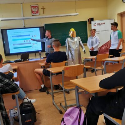 Uczniowie podczas lekcji tematycznej prowadzonej przez przedstawicieli KGHM