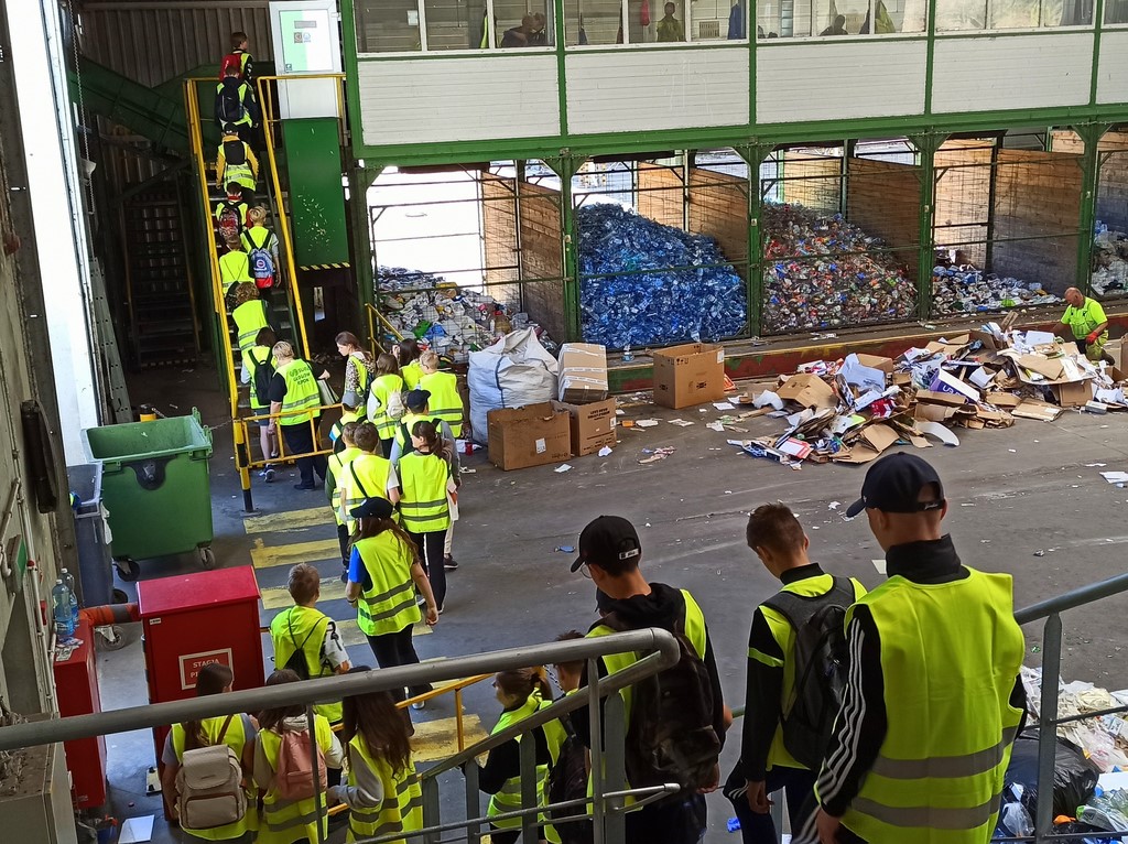 Uczniowie podczas zwiedzania RIPOK