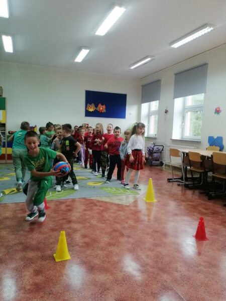 Przedszkolaki podczas konkurencji sportowych