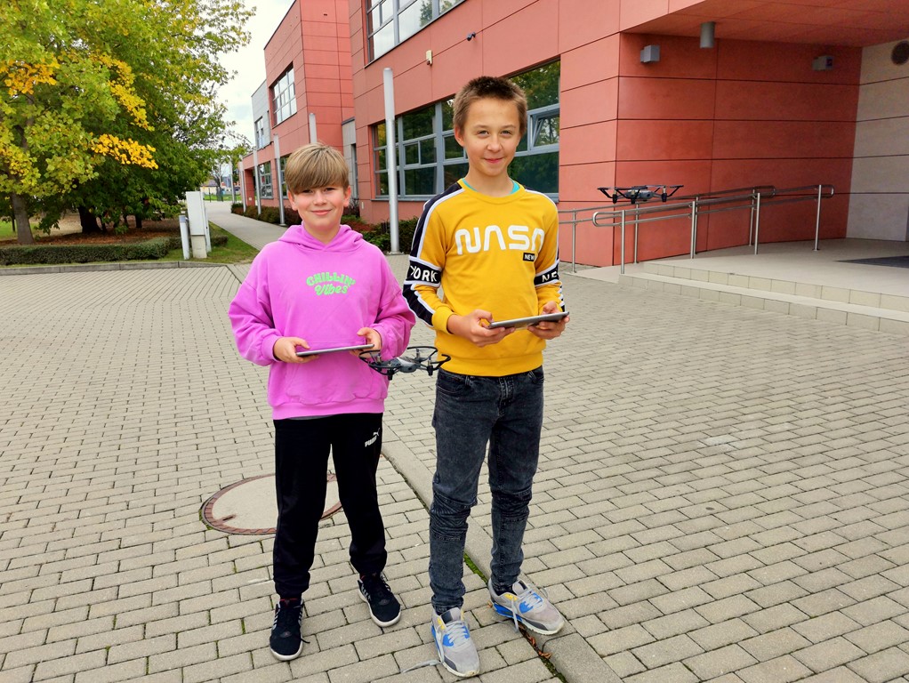 Uczniowie podczas sterowania dronami