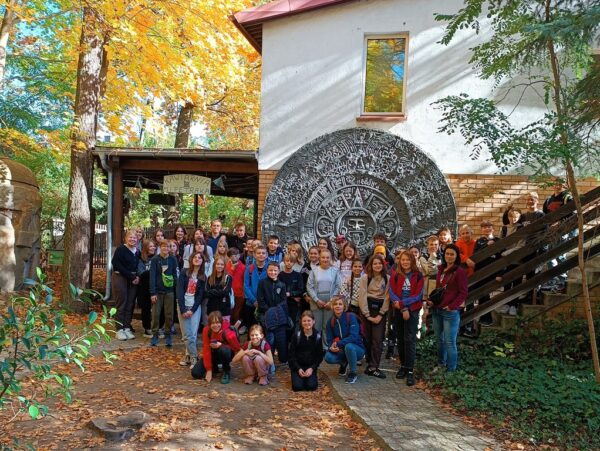 Uczniowie na pamiątkowym zdjęciu grupowym z wycieczki do Wielkopolski