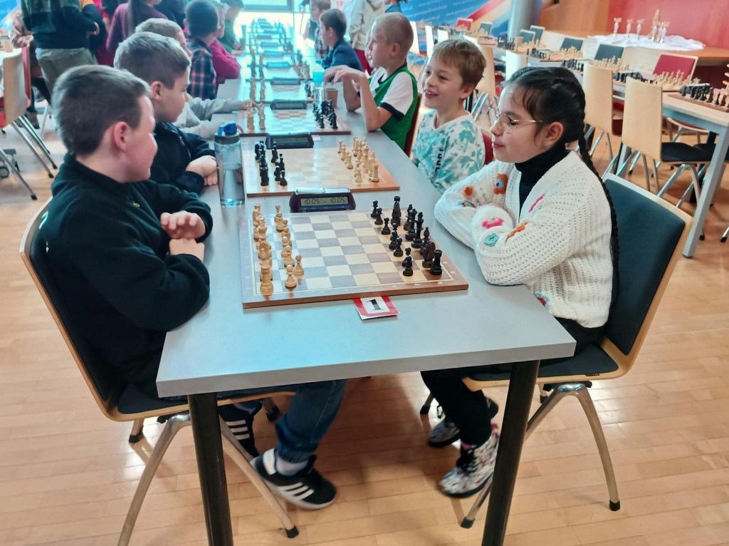 Uczniowie podczas gry na turnieju szachowym