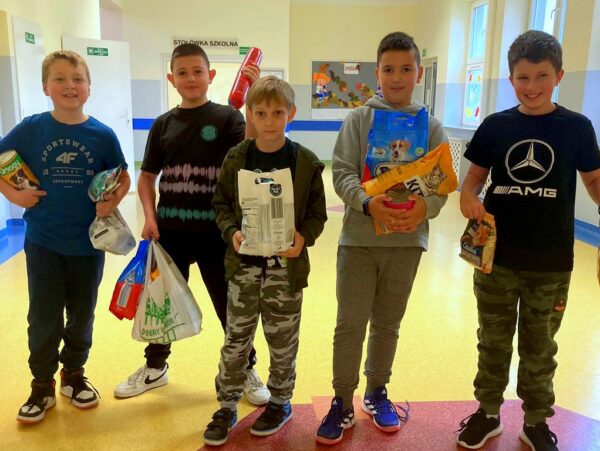 Chłopcy z klasy 4a prezentują zebrane dary dla zwierząt