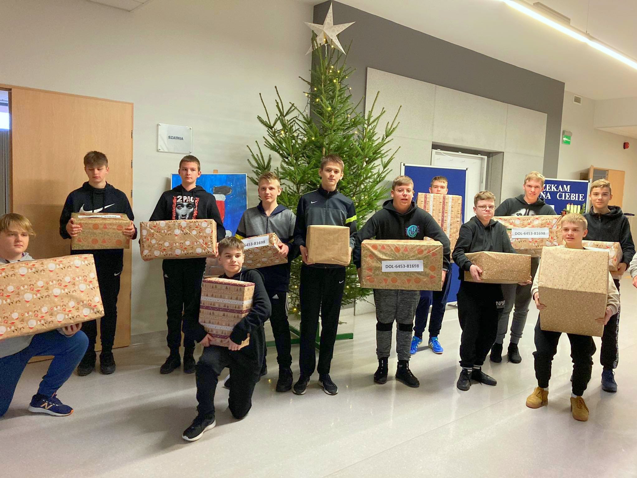 Uczniowie prezentują dary dla podopiecznej