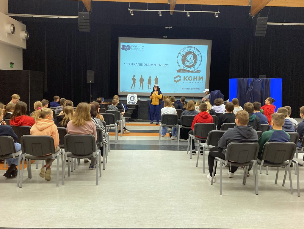 Uczniowie słuchają prowadzącej warsztaty