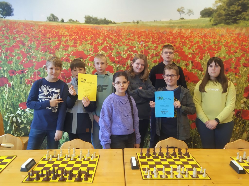 Laureaci konkursu na pamiątkowym zdjęciu