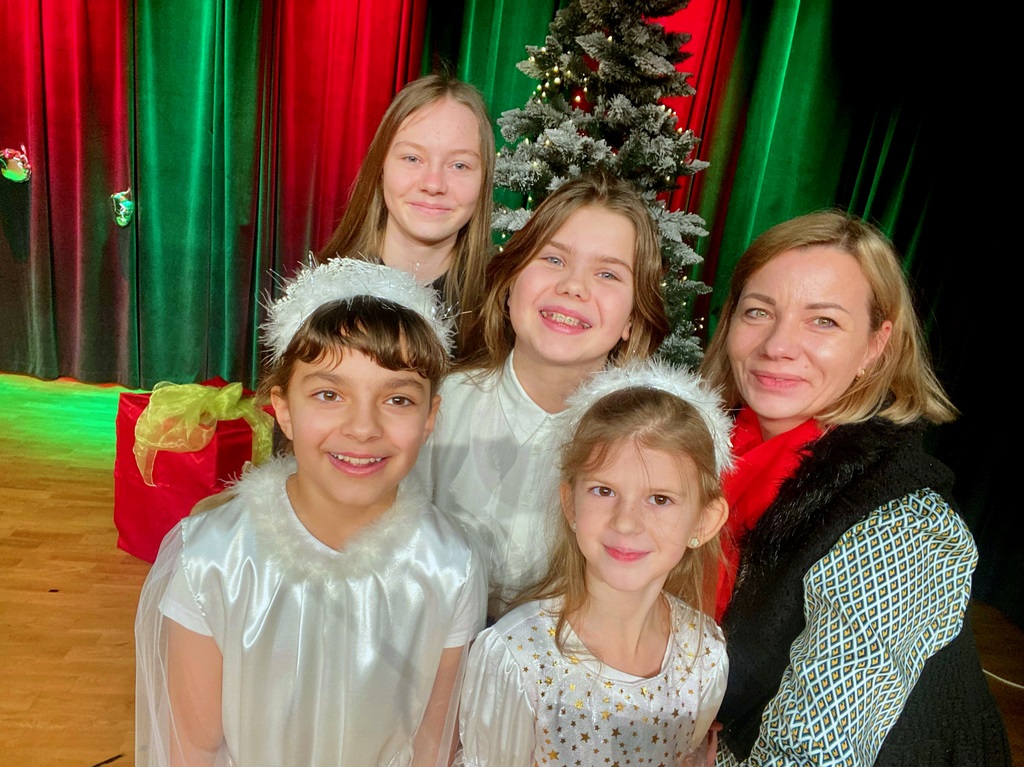 Uczennice wraz z nauczycielką muzyki na pamiątkowym zdjęciu z konkursu