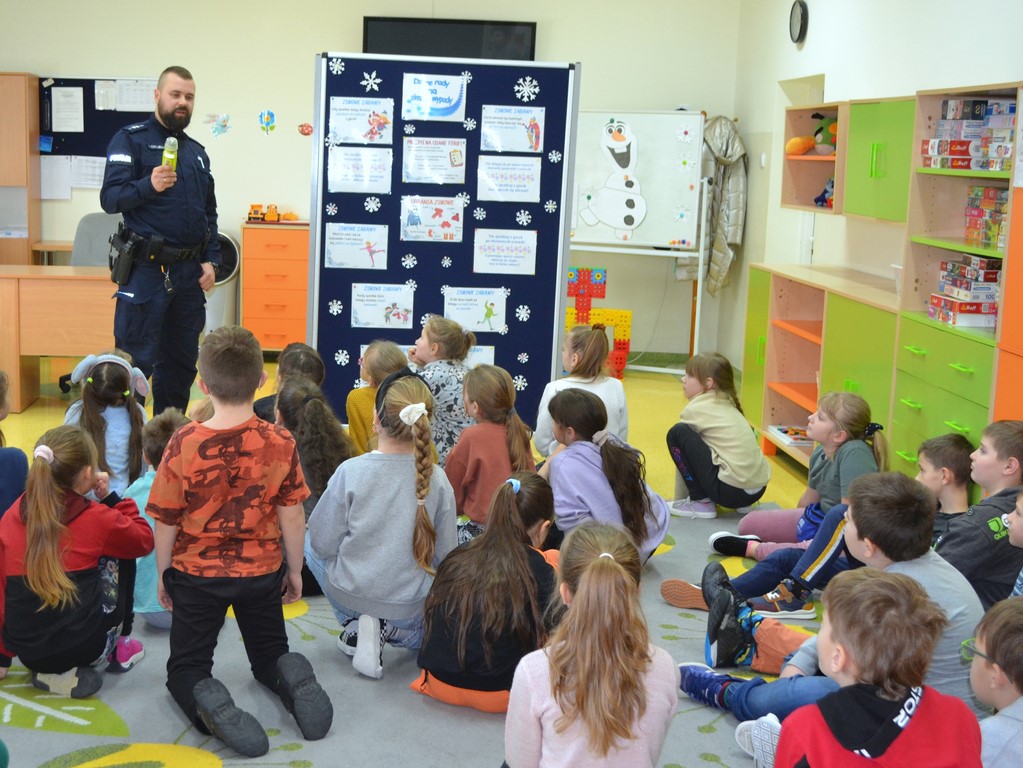 Policjant opowiada o bezpieczeństwie podczas spotkania z uczniami