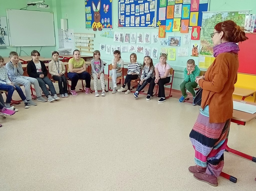 Uczniowie słuchają opowieści kociej behawiorystki