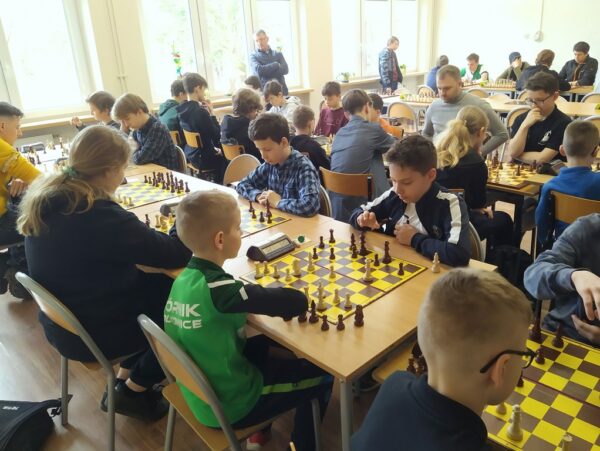 Uczniowie grają w szachy podczas turnieju