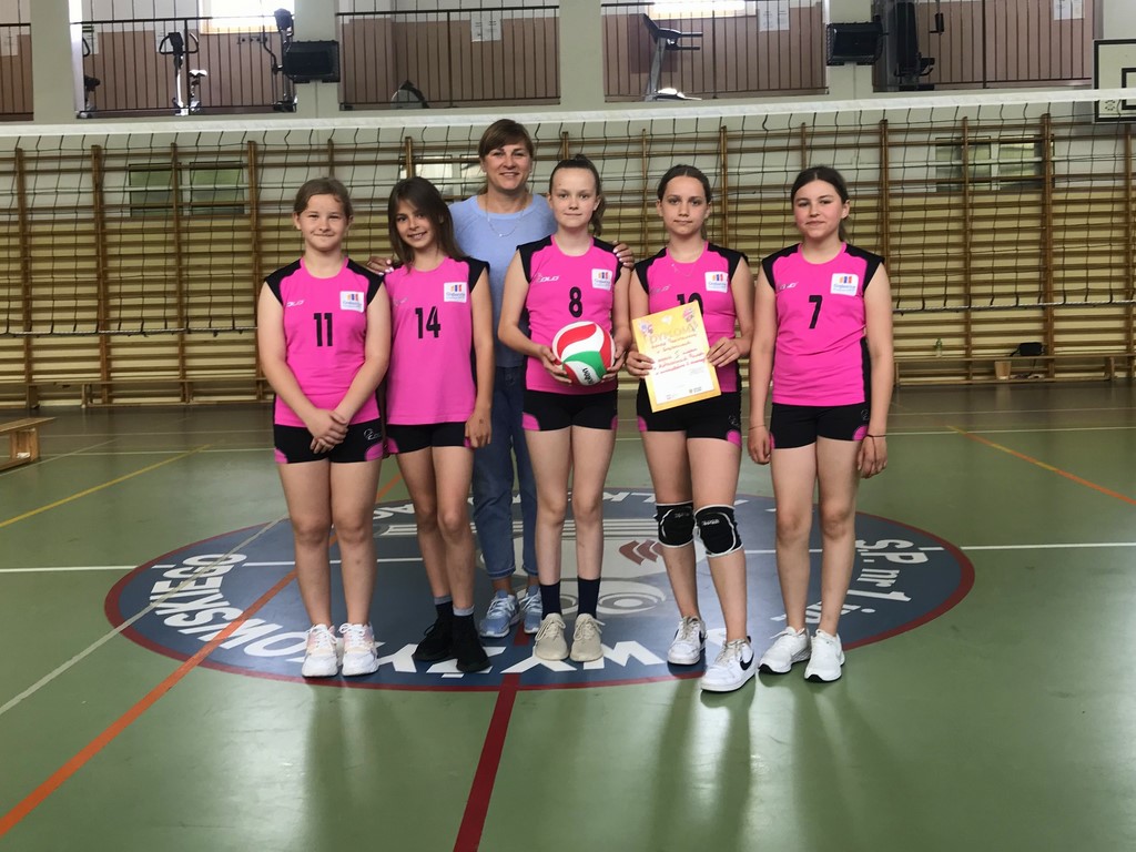 Pamiątkowe zdjęcie uczennic wraz z nauczycielką po odbytym turnieju