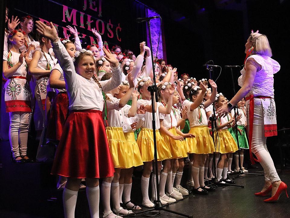 Chór szkolny podczas piosenki finałowej