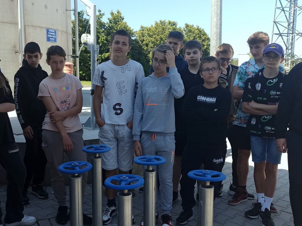 Uczniowie podczas zwiedzania oczyszczalni ścieków