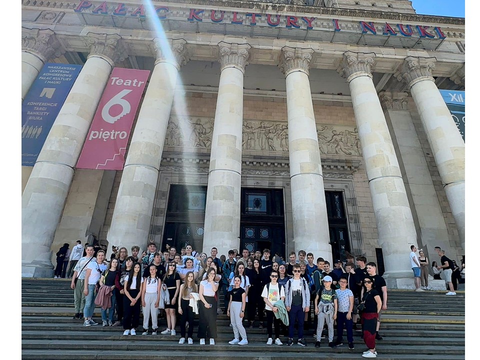 uczniowie pod Pałacem Kultury i Nauki w Warszawie