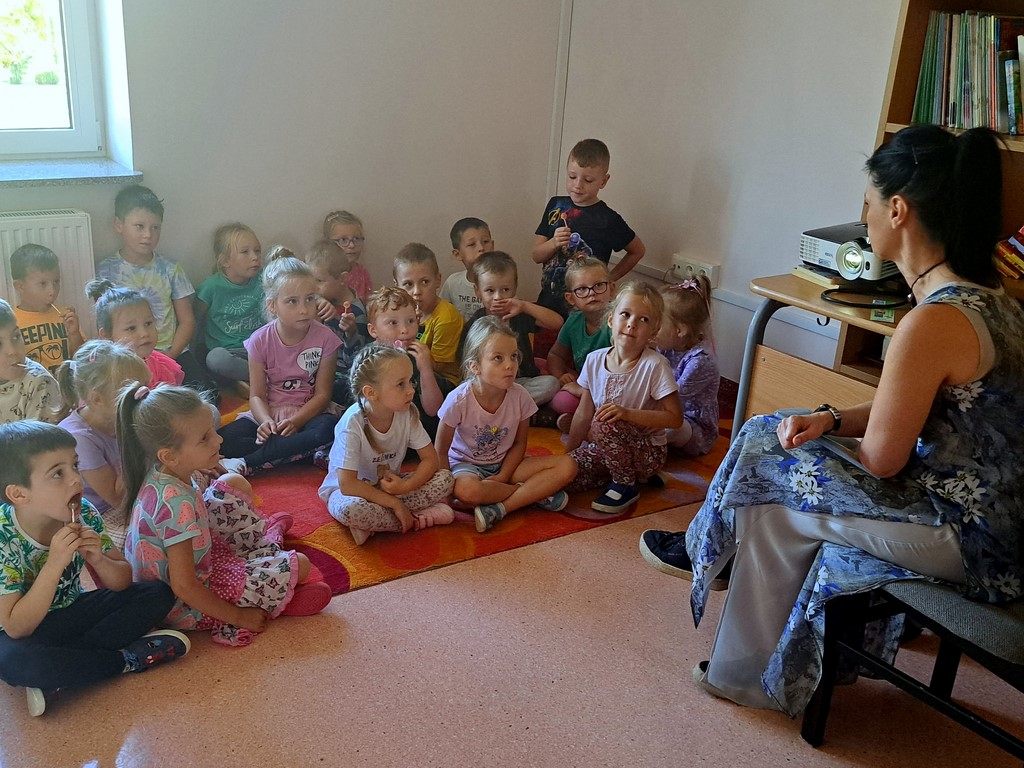 Uczniowie podczas słuchania odczytywanej bajki