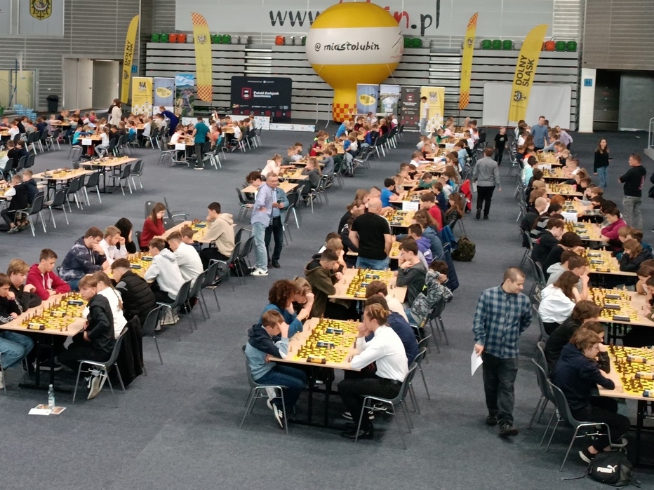 Uczniowie podczas gry w szachy