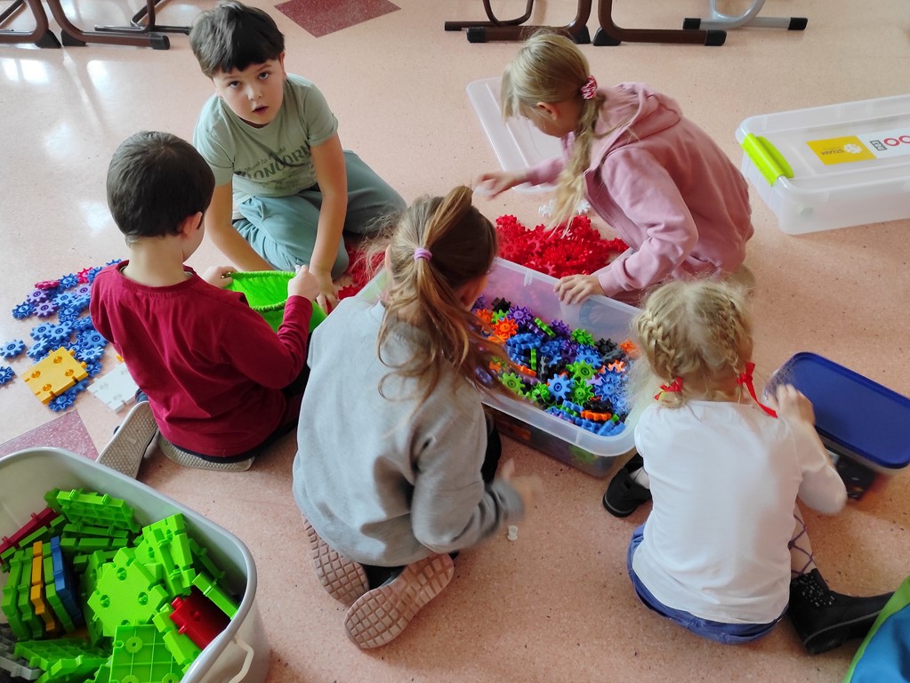 Uczniowie podczas tworzenia Godła