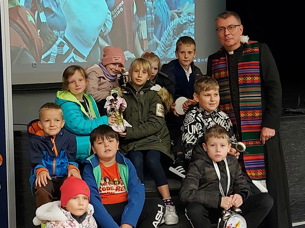 Uczniowie na pamiątkowym zdjęciu z misjonarzem podczas spotkania w ramach Tygodnia Misyjnego