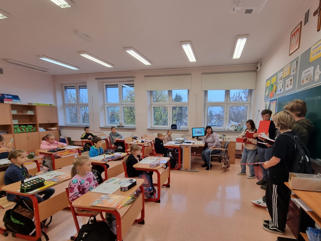 Uczniowie podczas wizyty w klasie drugiej opowiadają o prawach dzieci