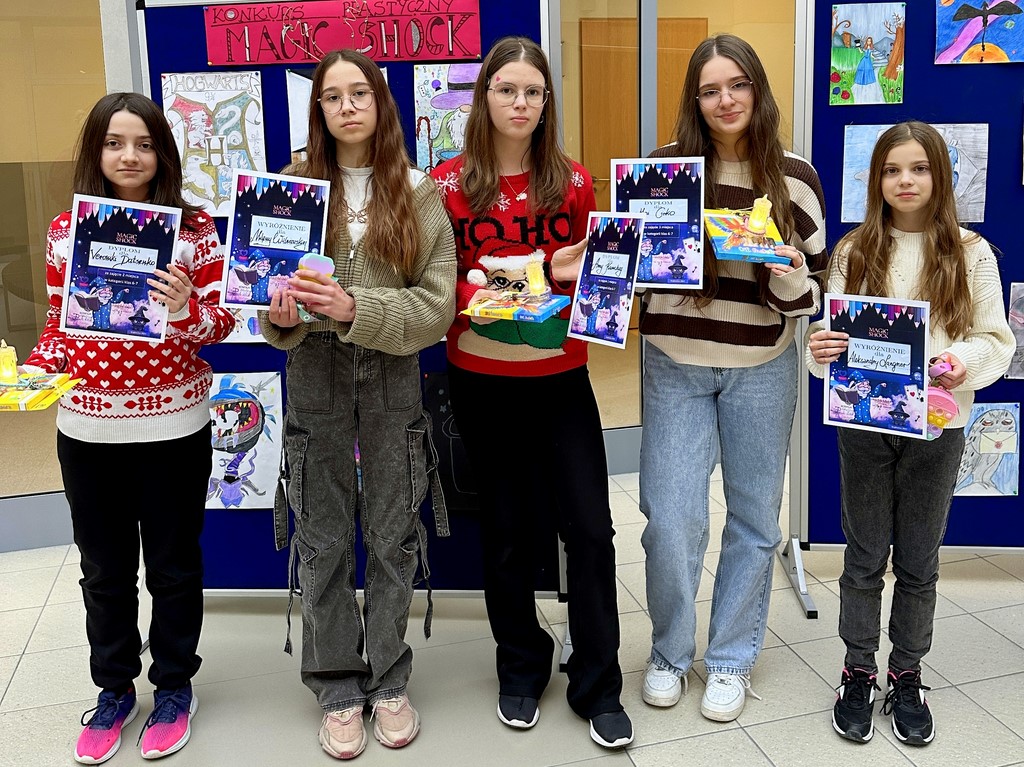 Nagrodzeni uczniowie na pamiątkowym zdjęciu