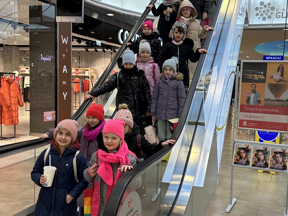 Uczniowie na pamiątkowym zdjęciu z wyjazdu do kina