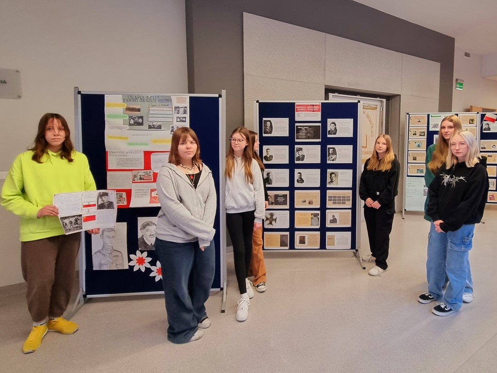 Uczniowie prezentują wystawę