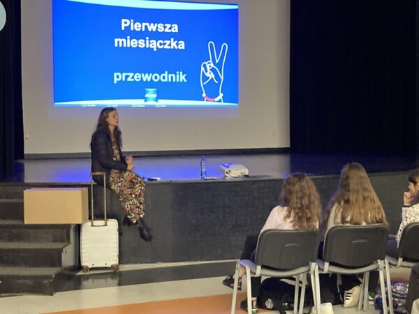 Prowadząca spotkanie porusza ważne tematy dotyczące dojrzewania