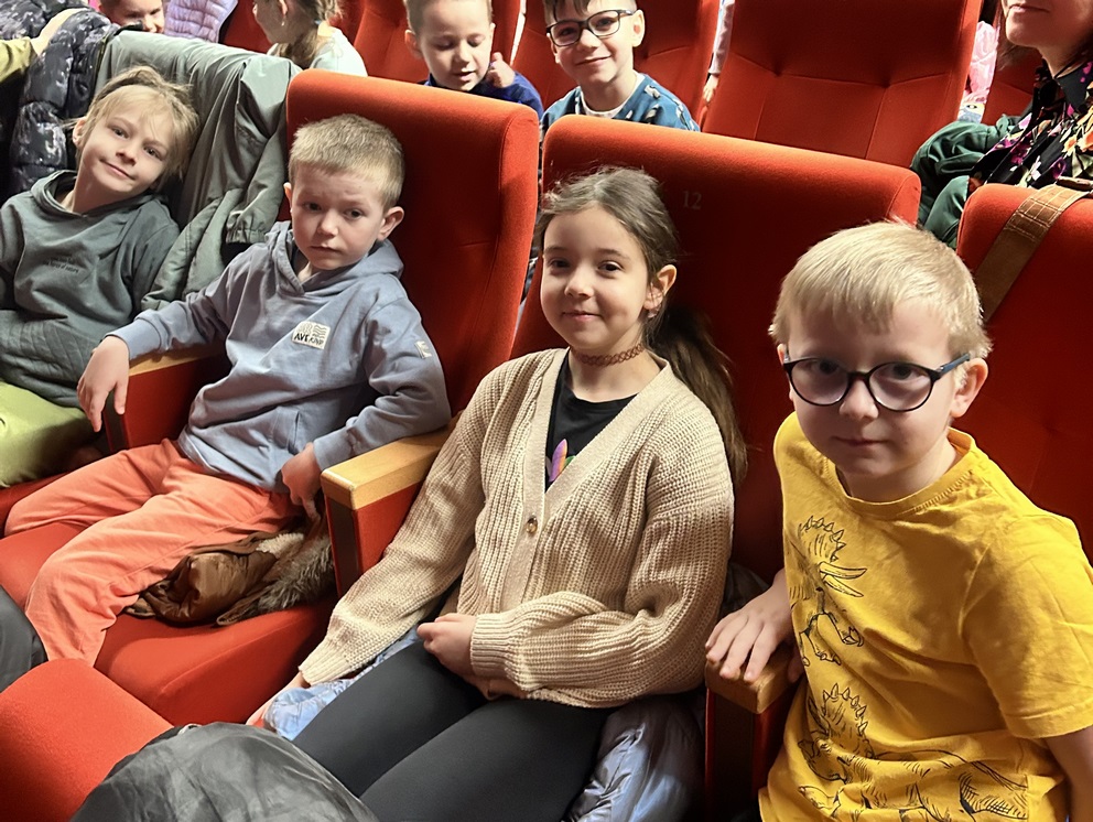 Uczniowie w oczekiwaniu na spektakl teatralny