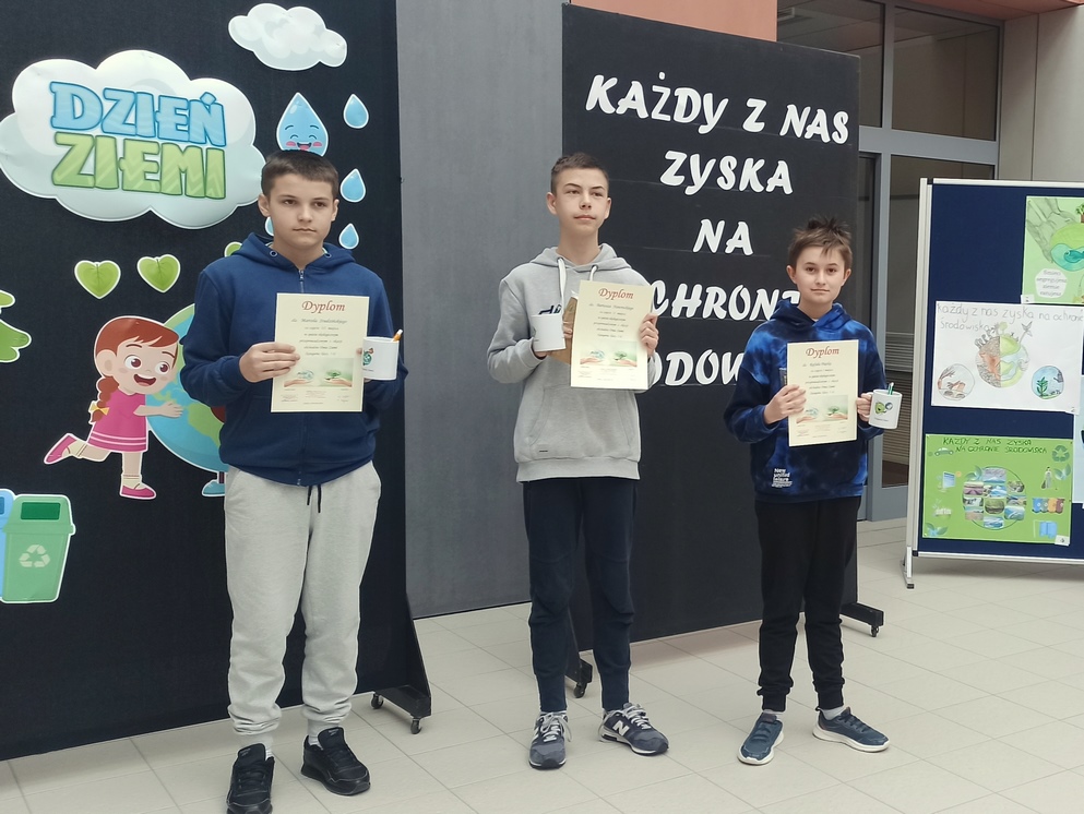 Nagrodzeni uczniowie na pamiątkowym zdjęciu po wręczeniu nagród