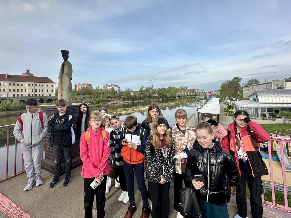 Uczniowie na pamiątkowym zdjęciu podczas wycieczki