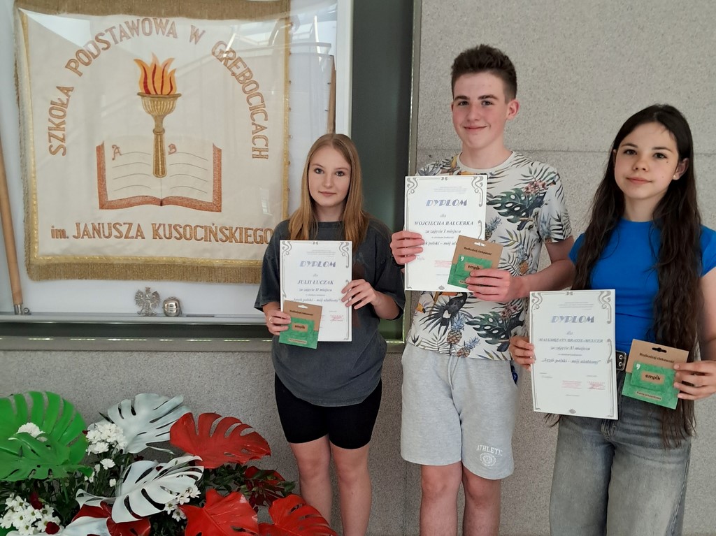 Laureaci konkursu z dyplomami i nagrodami na pamiątkowym zdjęciu