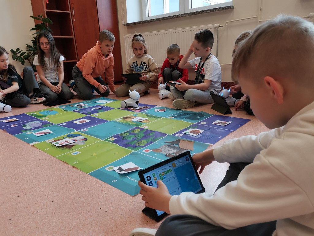 Uczniowie podczas zajęć programowania