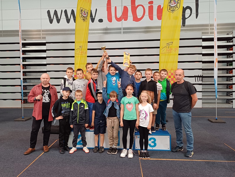 Uczniowie wraz z nauczycielem na pamiątkowym zdjęciu po rozegranym turnieju