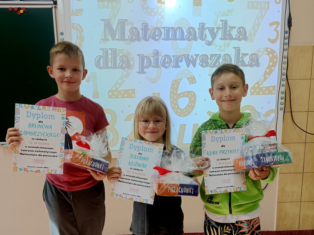 Uczniowie nagrodzeni w konkursie na pamiątkowym zdjęciu