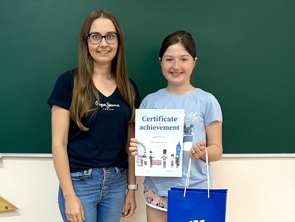 Nagrodzona uczennica wraz z nauczycielką na pamiątkowym zdjęciu po wręczeniu nagrody