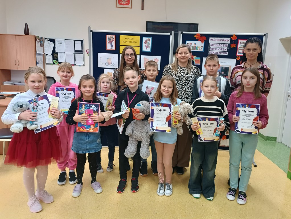 Uczestnicy konkursu wraz z nauczycielkami na pamiątkowym zdjęciu po konkursie