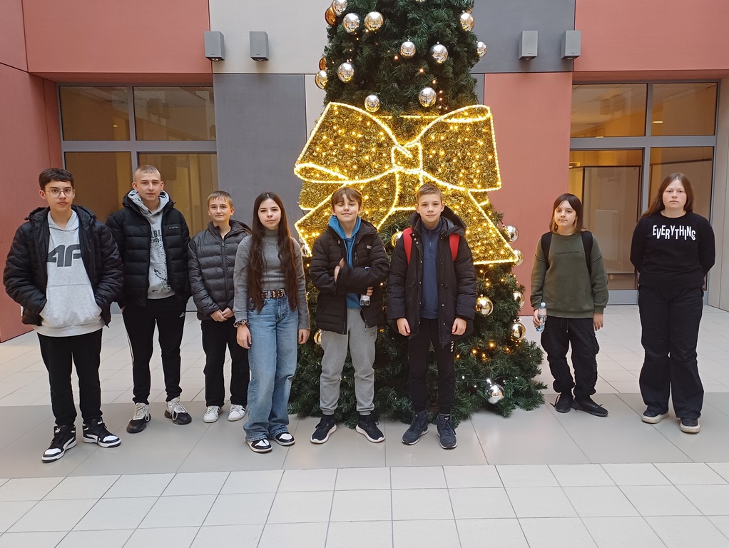 Uczniowie biorący udział w turnieju szachowym