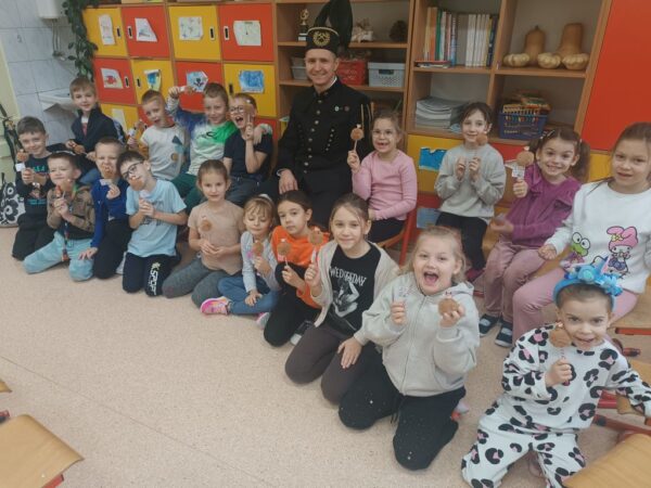 Pamiątkowe zdjęcie uczniów z górnikiem Pamiątkowe zdjęcie uczniów z górnikiem