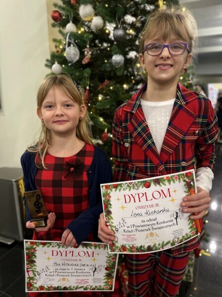 Uczennice z dyplomami konkursowymi