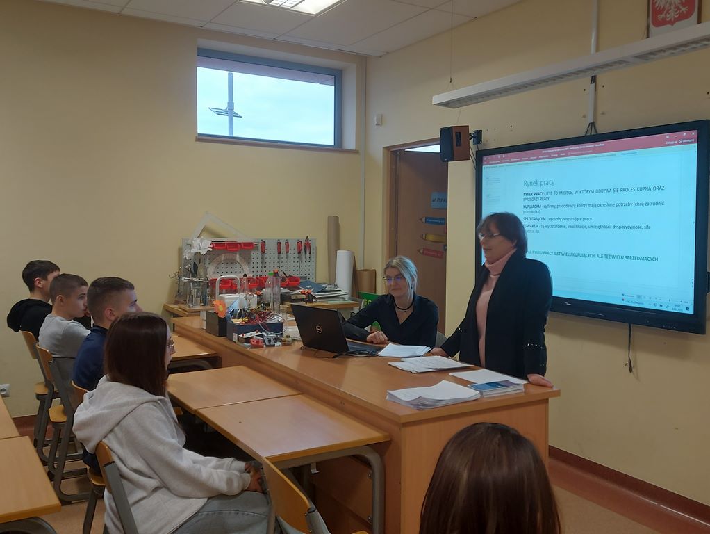 Uczniowie słuchają prezentacji pań z urzędu pracy