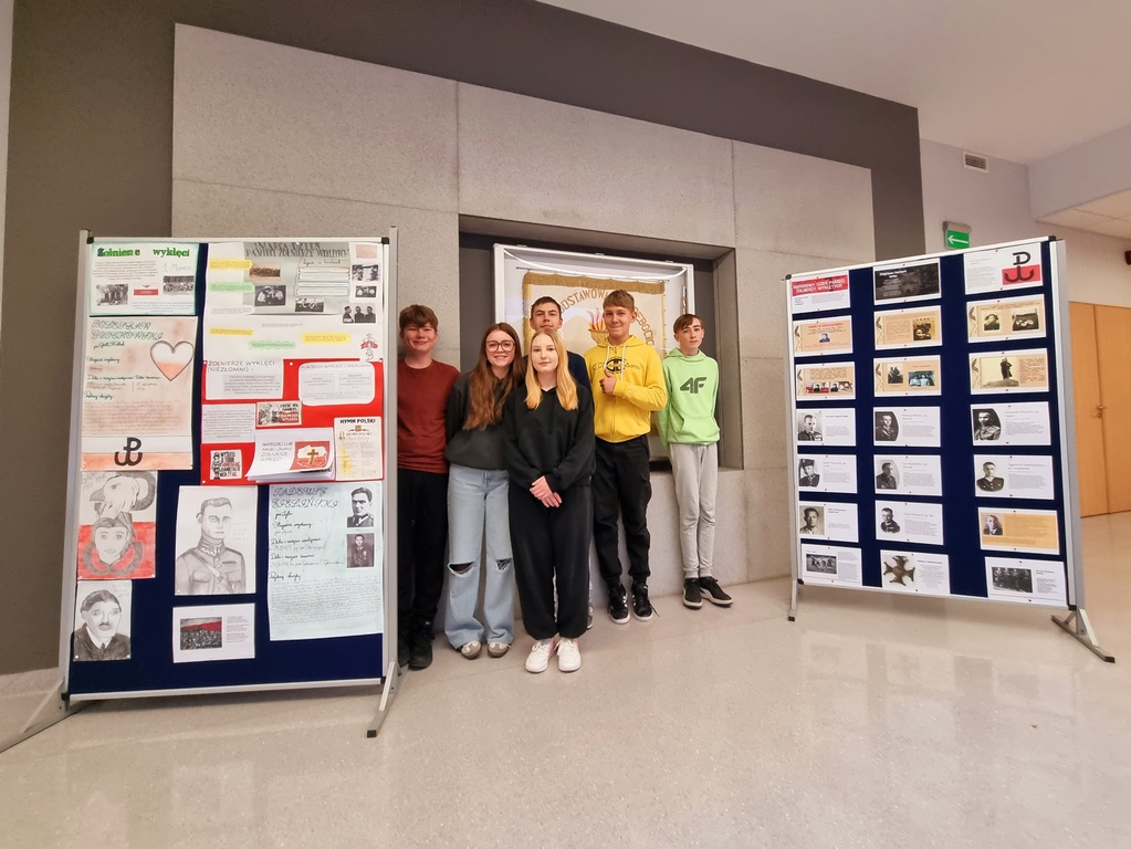 Uczniowie prezentują wykonany projekt