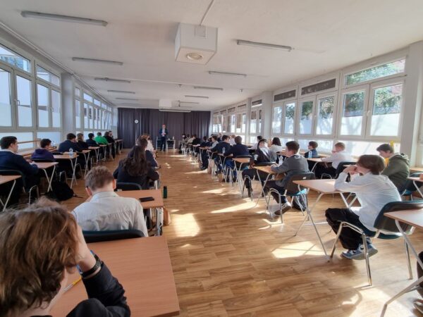 Uczniowie podczas pisania testu konkursowego