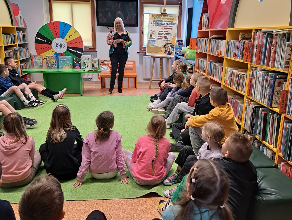 Uczniowie słuchają opowieści autorki