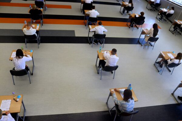 Uczniowie przed rozpoczęciem egzaminu